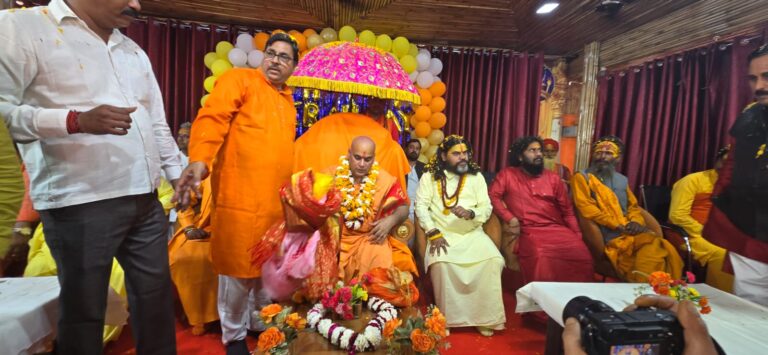 NATIONAL : वृंदावन–मथुरा में जगतगुरु पूज्य स्वामी चक्रपाणि नंद गिरी जी महाराज का भव्य स्वागत, संत समाज में हर्ष की लहर, फूलों की होली से गुंजायमान हुआ धाम