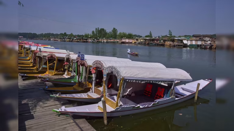 Jammu Kashmir news : कश्मीर पर्यटन पर युद्ध की मार, महंगे हवाई टिकट और गैस संकट के बीच सूनी डल झील