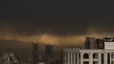 World : तेहरान के आसमान से बरसा तेल? एयरस्ट्राइक के बाद काले धुएं के बीच हुई अजीब बारिश