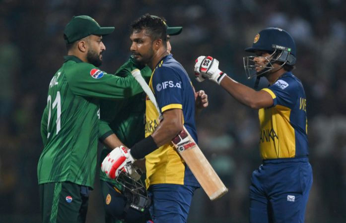 SPORTS : श्रीलंका के खिलाफ जीतकर भी पाकिस्तान हुआ सेमीफाइनल से बाहर, अब टीम इंडिया का क्या होगा?