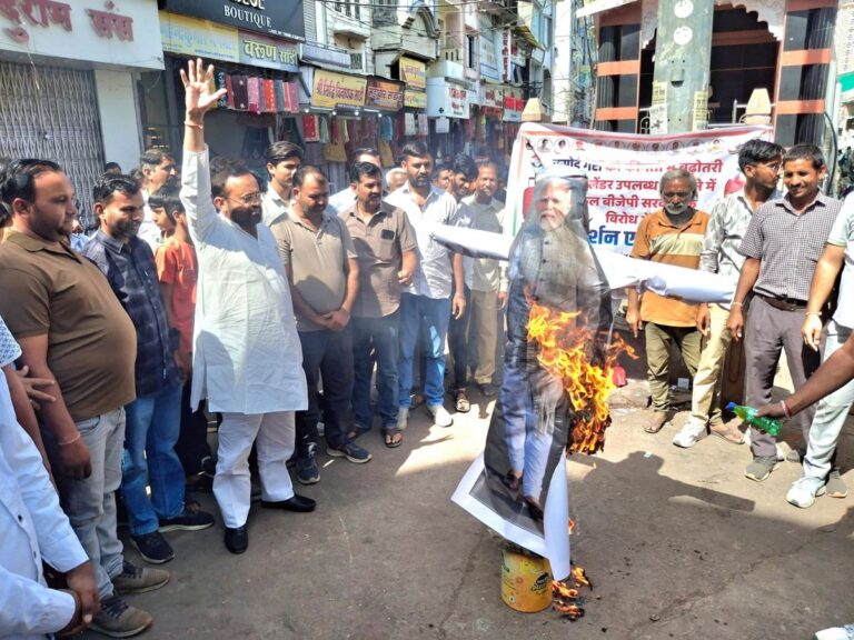 Rajasthan News : गैस की बढ़ती कीमतों के खिलाफ कांग्रेस का प्रदर्शन, संयम लोढा के नेतृत्व में PM मोदी का फूंका पुतला