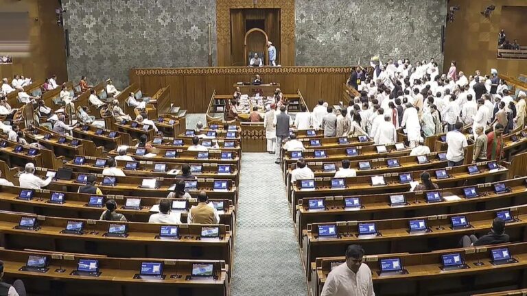 Top news : लोकसभा सदन की कार्यवाही दोपहर 3 बजे तक के गई हे स्थगित, स्पीकर को हटाने के प्रस्ताव पर विपक्षी ओ हंगामा