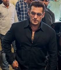 ENTERTAINMENT : सलमान खान का एयरपोर्ट पर दिखा स्वैग, चश्मा लगाए डैशिंग अवतार वायरल