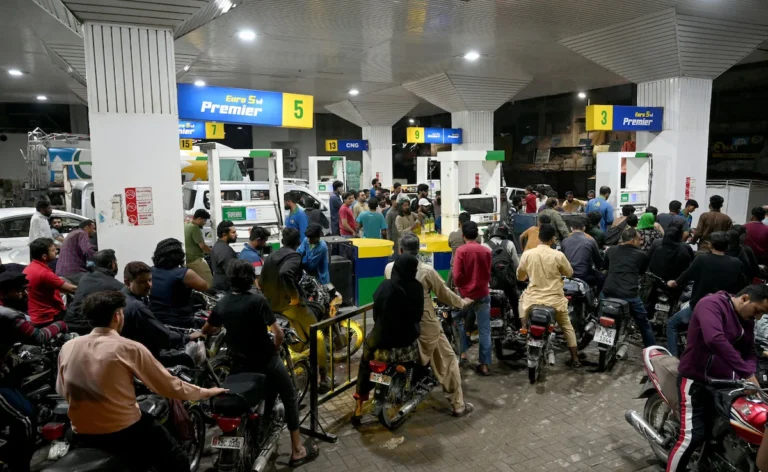 Business : पाकिस्तान में पेट्रोल-डीजल को लेकर मारामारी, 458 रुपये तक पहुंचा भाव; भारत में आज कितनी है कीमत?