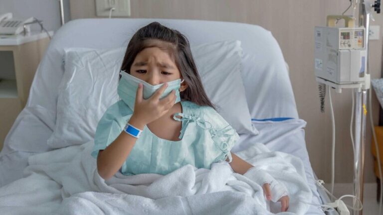 Health : हेल्दी किड्स को शिकार बना रहा कोविड का नया वैरिएंट सिकाडा, कितने सेफ हैं भारत के बच्चे?