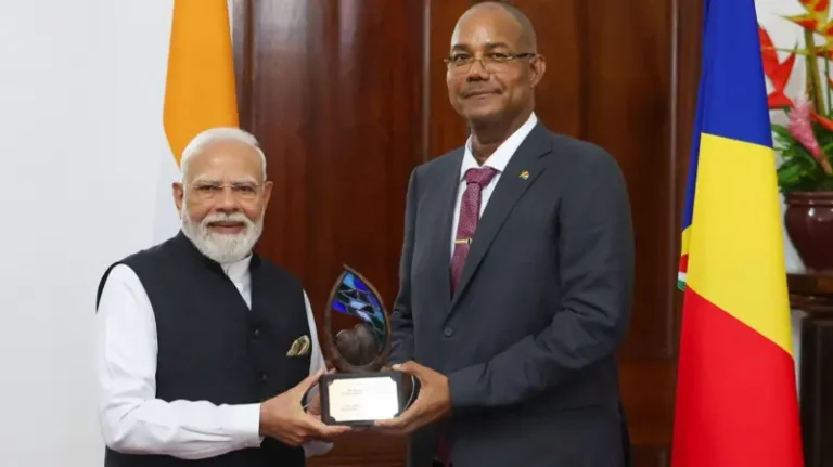 NATIONAL : पीएम मोदी को सेशल्स का सर्वोच्च नागरिक सम्मान, कभी इस देश को भारत ने तख़्तापलट से था बचाया
