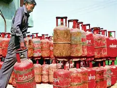 BUSINESS : उज्ज्वला योजना में सिर्फ 4 सब्सिडी वाले सिलेंडर मिलेंगे:अब तक 9 सिलेंडर दिए जाते थे, इंटरनेशनल मार्केट में LPG के दाम 46% तक बढ़ने का असर