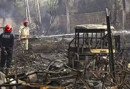NATIONAL : ‘फ्लरिश स्टे’ के पास नहीं था फायर NOC, 21 की मौत; शटर काटकर बेसमेंट में घुसी टीम