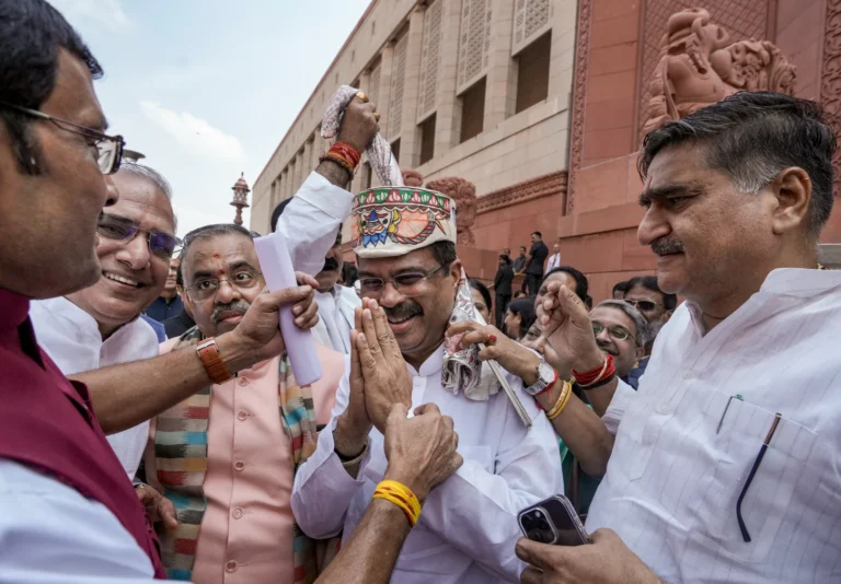 NATIONAL : इस्तीफे के बाद पहली बार संसद पहुंचे धर्मेंद्र प्रधान का पाग पहनाकर स्वागत,