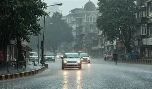 WEATHER : मुंबई-गुजरात में जमकर बरस रहे बादल, पहाड़ी राज्यों में भारी वर्षा का रेड अलर्ट