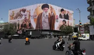 KhameneI Funeral: अमेरिका-इस्राइल मुर्दाबाद के नारों के बीच खामनेई दफन; इमाम रजा दरगाह परिसर में अंतिम संस्कार