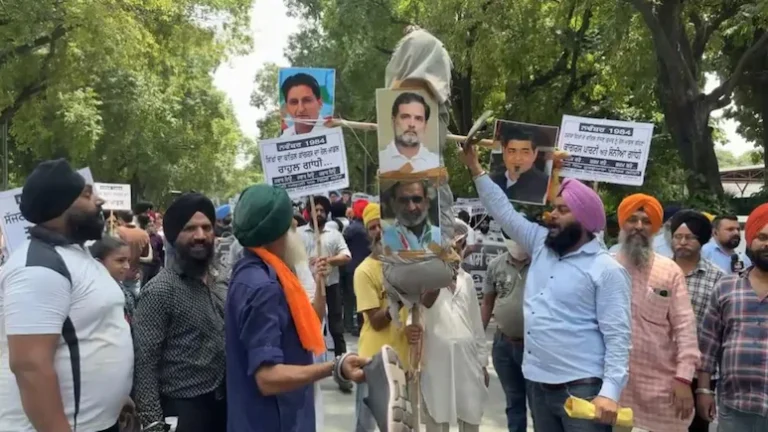 NATIONAL : सिख परिवारों का राहुल के घर के बाहर प्रदर्शन, पुतला जलाया, सिख दंगों के दोषी सज्जन को हीरो कहने पर नाराजगी; 2 दिन पहले निधन हुआ
