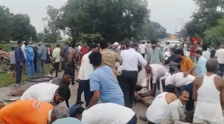 NATIONAL : एमपी के रीवा में बड़ा हादसा: सीधी मार्ग पर बस-बल्कर में भिड़ंत, 12 लोगों की मौत की खबर; 20 से ज्यादा लोग घायल