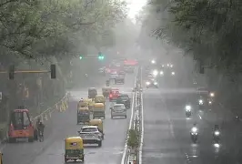 NATIONAL : दिल्ली-NCR में तेज बारिश, IMD का येलो अलर्ट; आज रात तक आंधी-बिजली के साथ बारिश की संभावना
