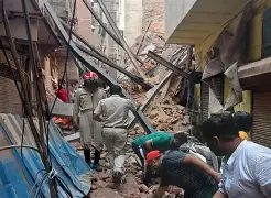 NATIONAL : दिल्ली के सत्य निकेतन इलाके में पांच मंजिला इमारत गिरी, मलबे में कई लोगों के दबे होने की आशंका