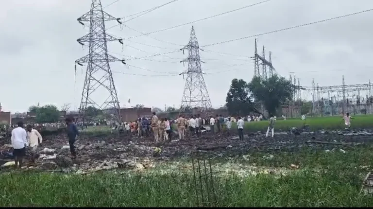 NATIONAL : प्रयागराज एयरफोर्स स्टेशन के पास पटाखा फैक्ट्री में भीषण विस्फोट, 7 की मौत, 22 झुलसे; कई मकान जमींदोज,घायलों को चारपाई पर लेकर भागे लोग, इलाके में मची चीख-पुकार