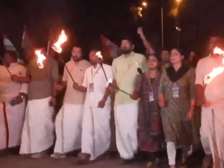 NATIONAL : तिरुवनंतपुरम में यूथ कांग्रेस-SFI कार्यकर्ताओं में पत्थरबाजी, एकदूसरे पर मशालें फेंकीं, पुलिस का लाठीचार्ज, ज्ञानेश कुमार के इस्तीफे को लेकर निकला था मार्च