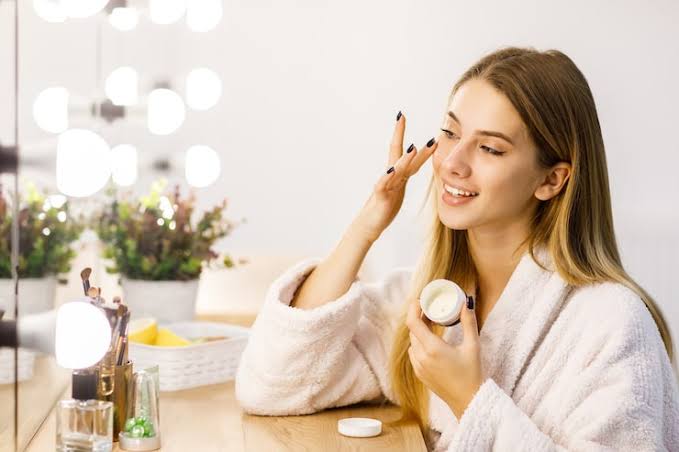Winter Skin Care Tips: सर्दियों में रूखी और बेजान त्वचा से पाएं छुटकारा, अपनाएं ये 7 आसान तरीके