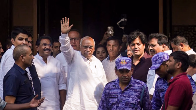 NATIONAL : इंडिया गठबंधन की लंच पॉलिटिक्स: ‘मेरे खिलाफ 45 एफआईआर, लक्ष्य 100 का’; राहुल बोले- हर एफआईआर मेरे लिए मेडल